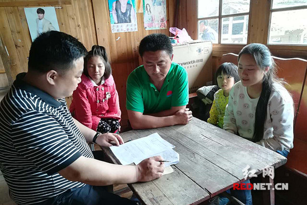 政策宣讲队上门入户 共青团娄底市委助力脱贫