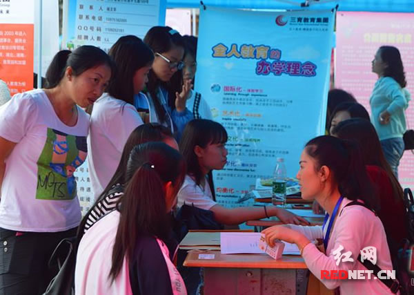 幼师毕业生好抢手 娄底幼儿师范学校签约就业