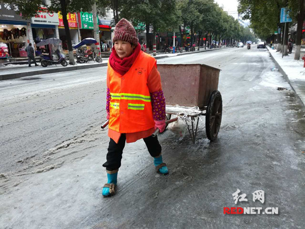 麻绳裹鞋 冷水江环卫工人的"秘密武器"